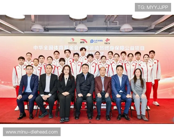 万项晒留洋踢球与记功证书的背后故事：坚持努力守护梦想与荣誉