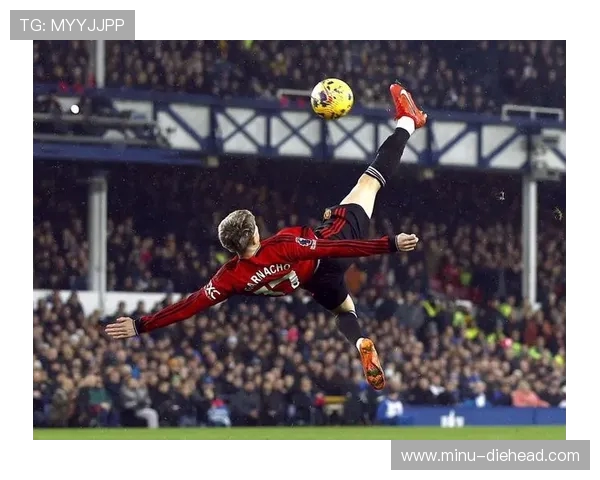 曼联官方回顾2011年德比战鲁尼惊艳倒钩进球瞬间